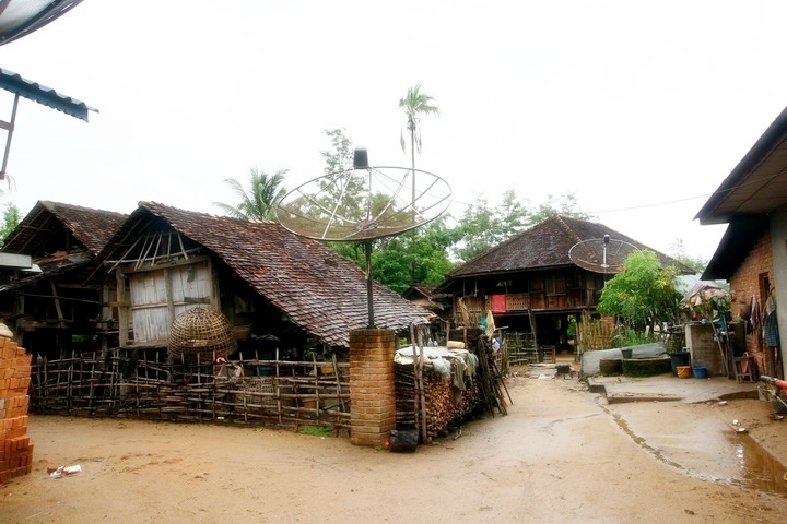 villagers_house_in_chiang_tung.jpg